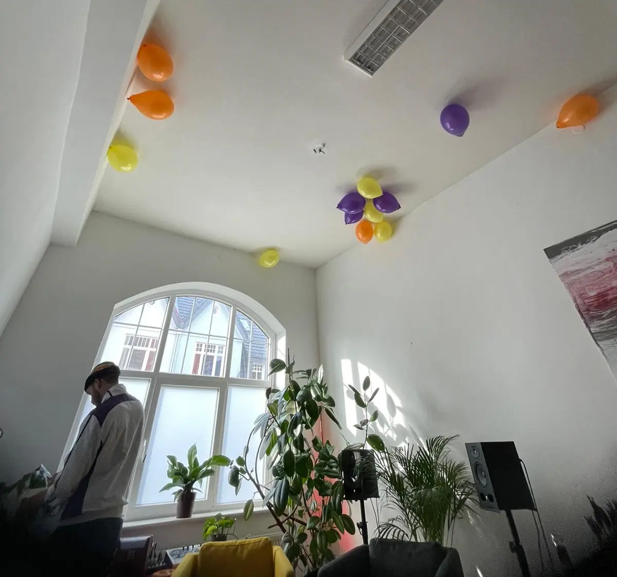 Das neue Büro bietet viel Platz; nicht nur für Luftballons, sondern auch für viel Menschlichkeit und tolle Ideen